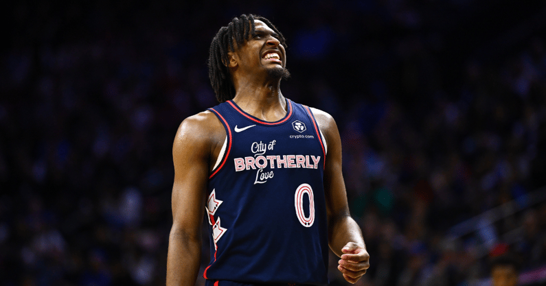bbnba-tyrese-maxey-scores-30-anthony-davis-exits-early-eye-injury