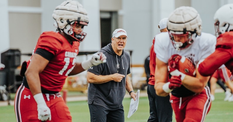 South Carolina TE coach Shawn Elliott is pictured working drills during a spring practice (Photo: Jackson Randall | GamecockCentral.com)