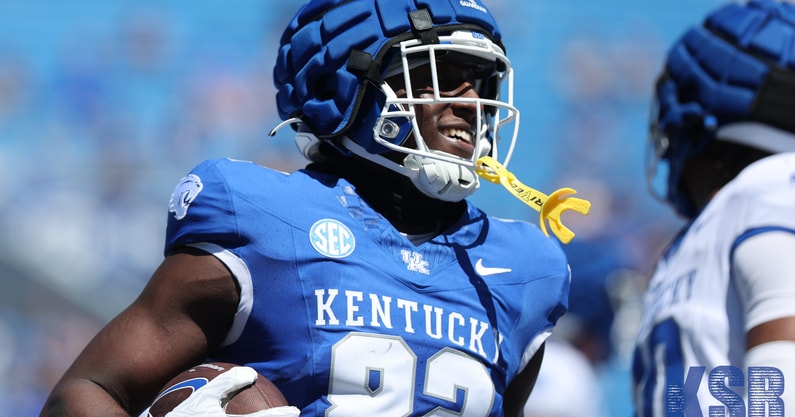 Kentucky tight end Khamari Anderson catches a touchdown at the spring game