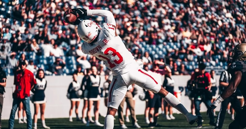 Houston WR transfer and potential South Carolina target Sam Brown catches a pass (Photo Credit: Houston Athletics)