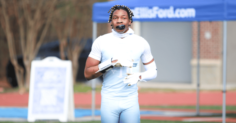 South Carolina WR target Ryan Mosley warms up before a game (Photo Credit: Jeremy Johnson | On3)