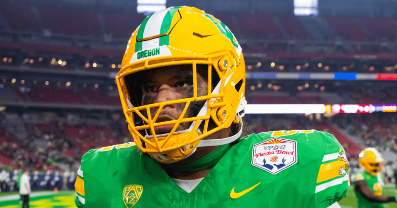 Oregon Ducks defensive lineman Ben Roberts (52) against the Liberty Flames during the 2024 Fiesta Bowl at State Farm Stadium. - Mark J. Rebilas, USA TODAY Sports