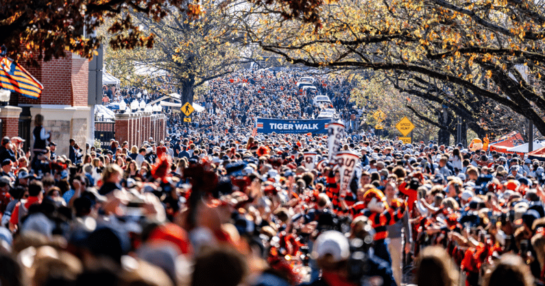 Tiger Walk (Photo by Matt Rudolph/Auburn Live)
