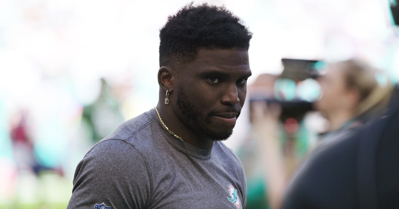 miami-dolphins-wide-receiver-tyreek-hill-contract-being-greedy-aint-gonna-help-team