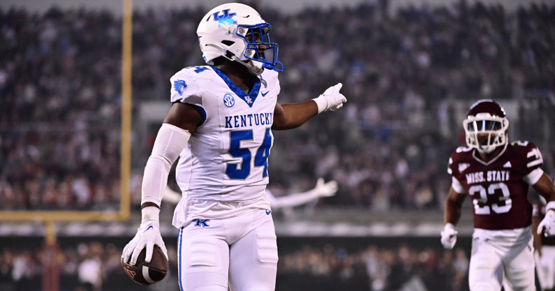 Kentucky LB D'Eryk Jackson scores a touchdown against Mississippi State