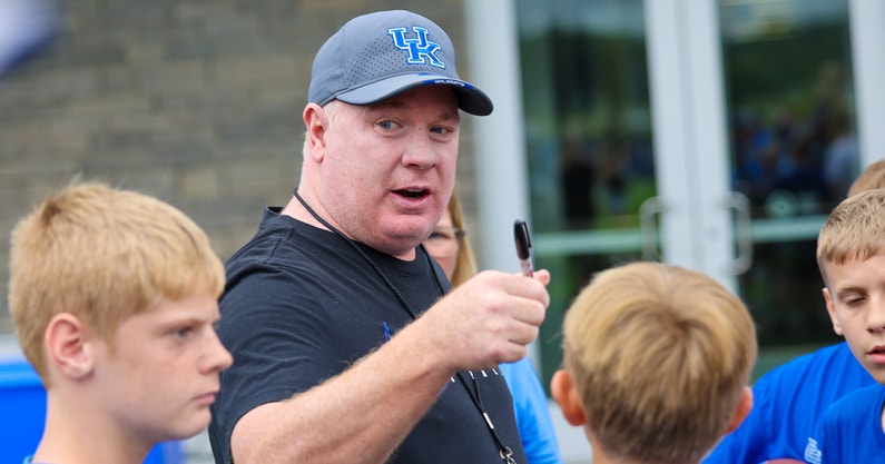 Kentucky head coach Mark Stoops signs autographs for fans - Mont Dawson, Kentucky Sports Radio