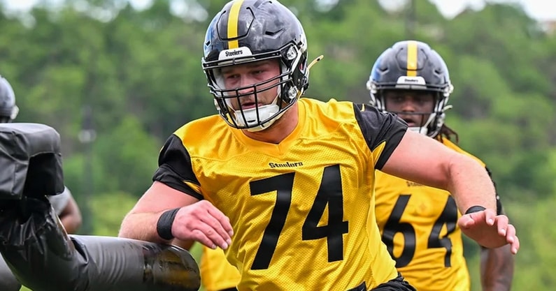 Former Hawkeye Logan Lee participates in a drill at Steelers training camp. (Photo by TAYLOR OLLASON / STEELERS)