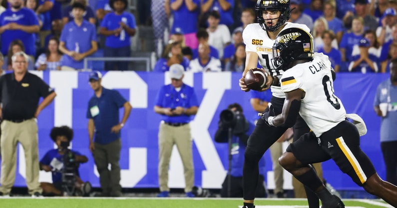 NCAA Football: Southern Mississippi at Kentucky