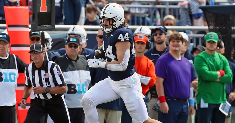 Penn State Nittany Lions tight end Tyler Warren (44) runs with the ball during the first quarter against the Bowling Green Falcons at Beaver Stadium. (Mandatory Credit: Matthew O'Haren-Imagn Images)