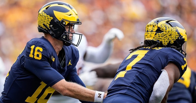 Michigan quarterback Davis Warren (16) hands the ball to running back Donovan Edwards (7) against Texas during the second half at Michigan Stadium in Ann Arbor on Saturday, September 7, 2024. (SYNDICATION, DETROIT FREE PRESS)