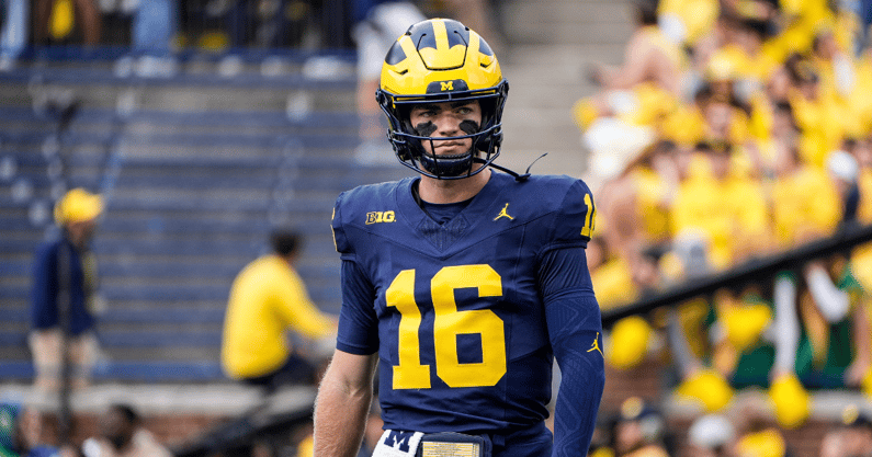 Michigan Wolverines football quarterback Davis Warren struggled against Arkansas State. (Photo by Junfu Han / USA TODAY NETWORK)