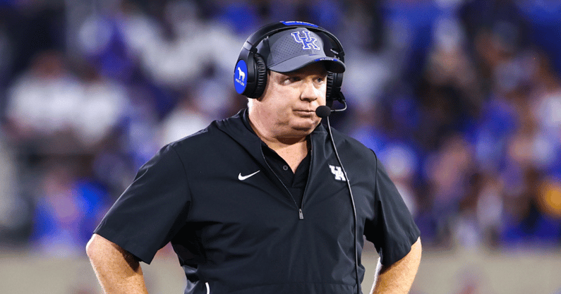 Kentucky Wildcats head coach Mark Stoops looks on during the first quarter against the Georgia Bulldogs at Kroger Field. Mandatory Credit: Carter Skaggs-Imagn Images