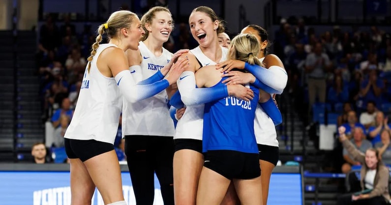 Kentucky volleyball players huddle - UK Athletics