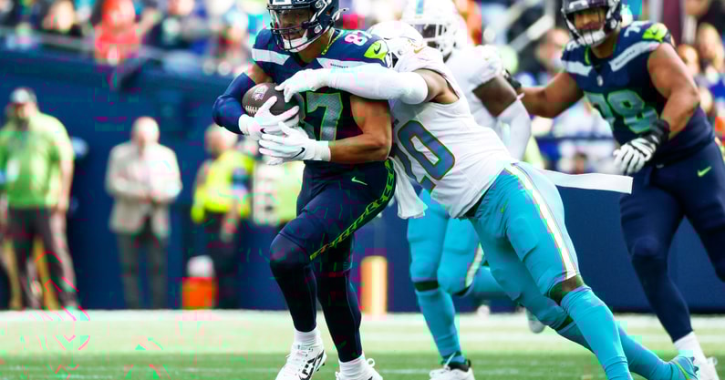 Seattle Seahawks tight end Noah Fant (87) runs for yards after the catch against the Miami Dolphins. (Photo by Joe Nicholson-Imagn Images)
