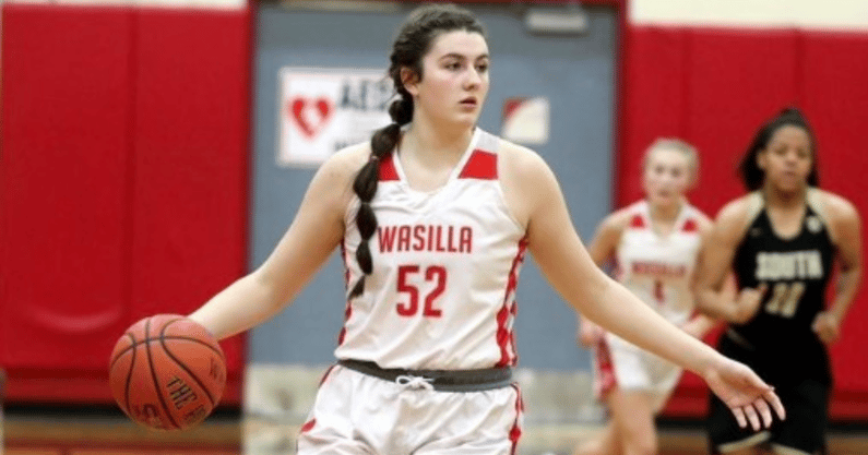 Iowa WBB received a commitment from four-star center Layla Hays.