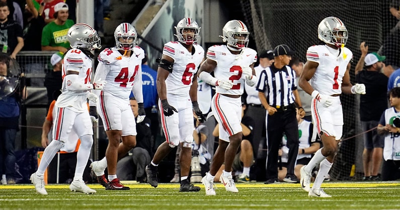 Ohio State defense by © Adam Cairns/Columbus Dispatch / USA TODAY NETWORK via Imagn Images