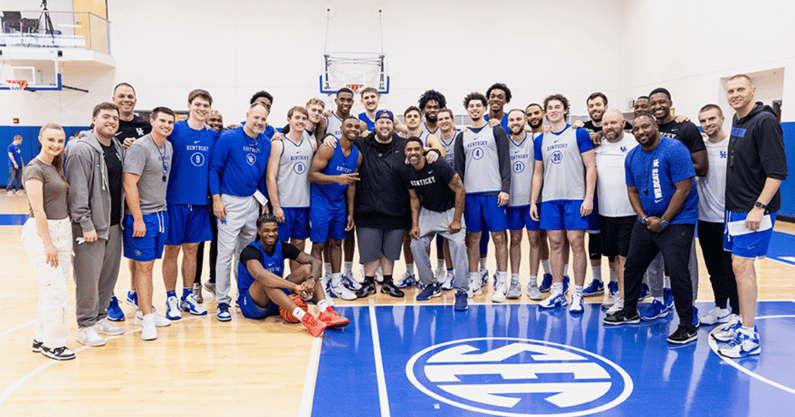 Jelly Roll poses with the Kentucky Basketball team at practice - @KentuckyMBB/Twitter