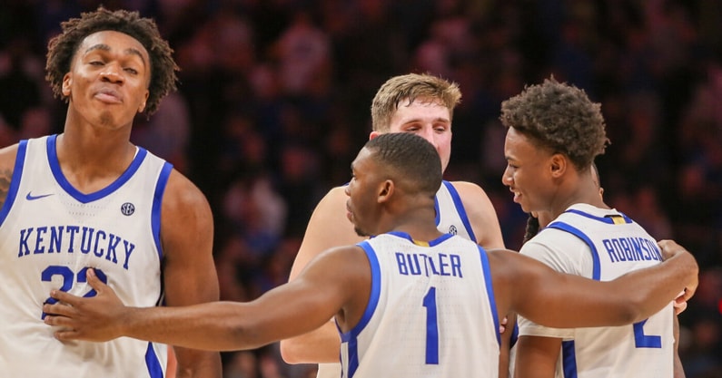 Kentucky players huddling - Dylan Ballard, A Sea Of Blue courtesy to Kentucky Sports Radio