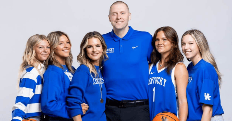 Mark Pope with his family, via Chet White, UK Athletics