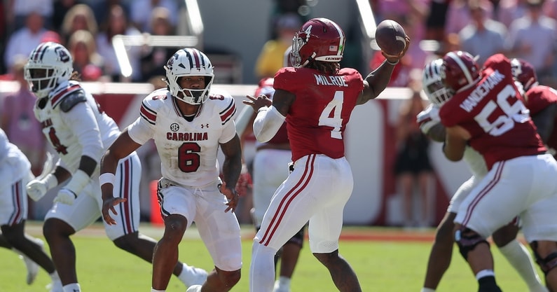 South Carolina's Dylan Stewart rushes toward Alabama QB Jalen Milroe (Photo: CJ Driggers | GamecockCentral.com)
