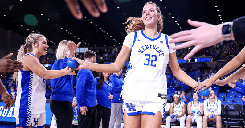 hassett-scores-1000th-point-in-19-point-outing-against-queens