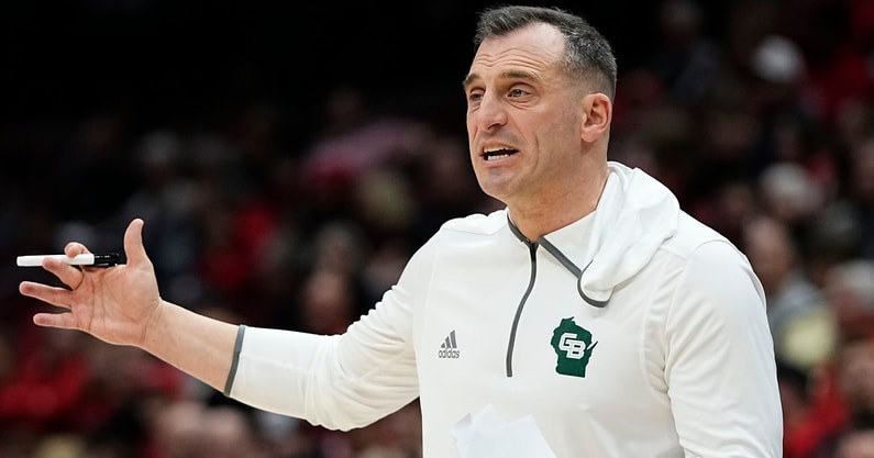 Green Bay Phoenix head coach Doug Gottlieb motions to his team during the first half of the NCAA men's basketball game against the Ohio State Buckeyes at Value City Arena in Columbus on Monday, Nov. 25, 2024. Ohio State won 102-69. (© Adam Cairns/Columbus Dispatch / USA TODAY NETWORK via Imagn Images)