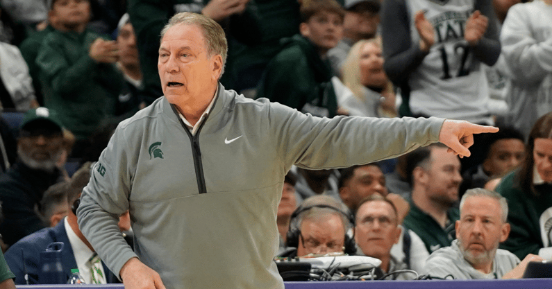 Michigan State Spartans head coach Tom Izzo gestures to his team against the Northwestern Wildcats during the first half at Welsh-Ryan Arena. - David Banks, USA TODAY Sports