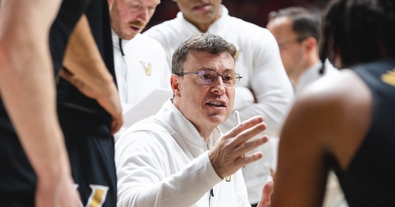 Jan 21, 2025; Tuscaloosa, Alabama, USA; Vanderbilt Commodores head coach Mark Byington talks with his team during a timeout in the second half against the Alabama Crimson Tide at Coleman Coliseum. Mandatory Credit: Will McLelland-Imagn Images