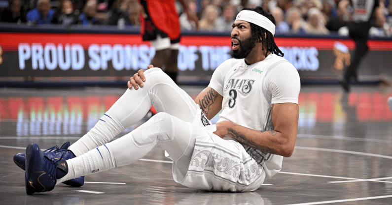 bbnba-davis-injured-in-mavs-debut-dillingham-gets-first-start