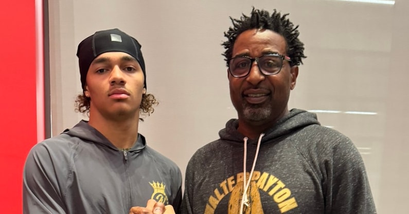 2028 WR Teru Davis is pictured with WR legend Cris Carter (Photo: Teru Davis | X)