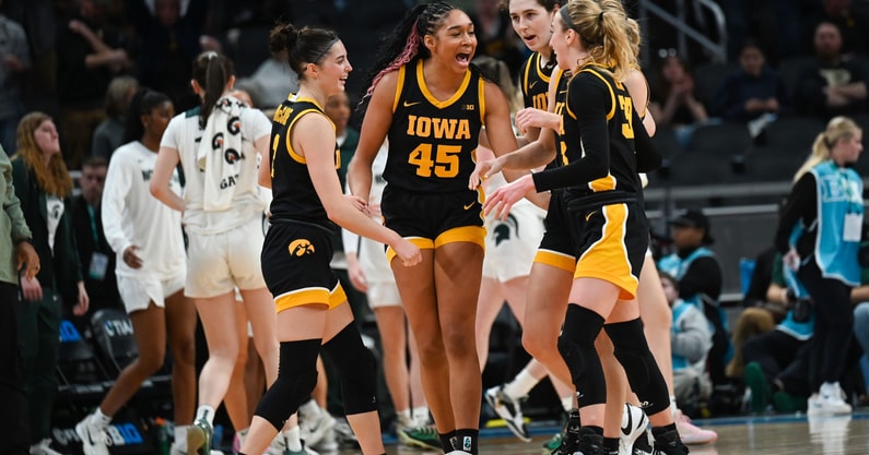 The Hawkeyes react to a timeout called by Michigan State at the Big Ten Tournament. (Photo by Dennis Scheidt)