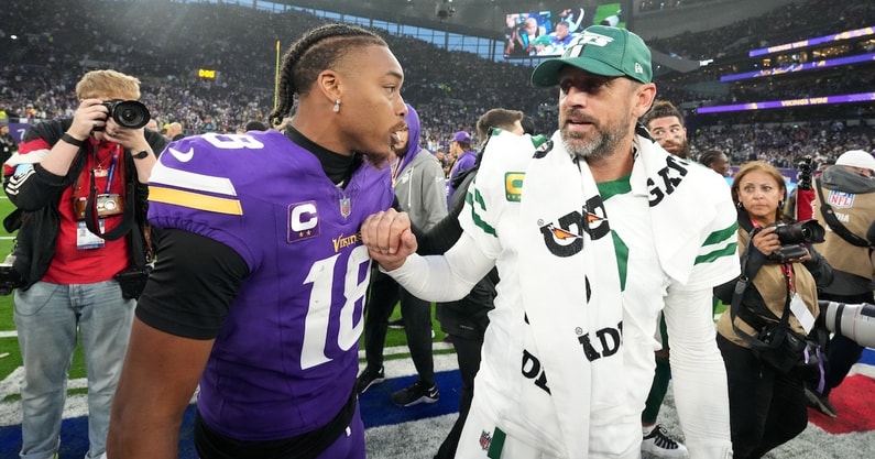Brett Favre on Aaron Rodgers. Minnesota Vikings fit: 'By all means, sign with them'