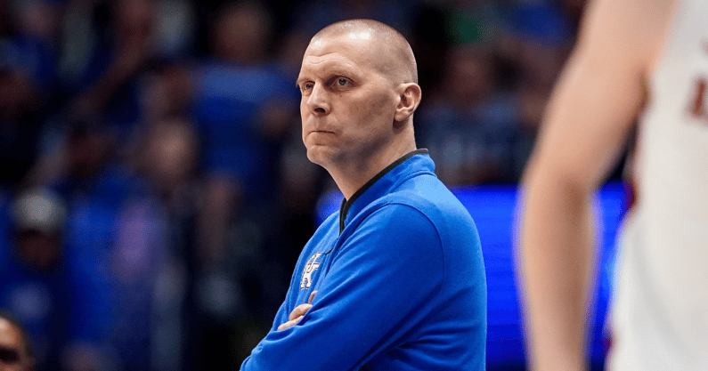 Kentucky head coach Mark Pope watches his team face Alabama during the second half of a Southeastern Conference tournament quarterfinal game at Bridgestone Arena in Nashville, Tenn., Friday, March 14, 2025 - © Andrew Nelles / The Tennessean / USA TODAY NETWORK via Imagn Images