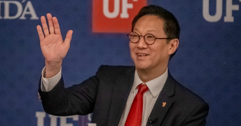 Santa Ono