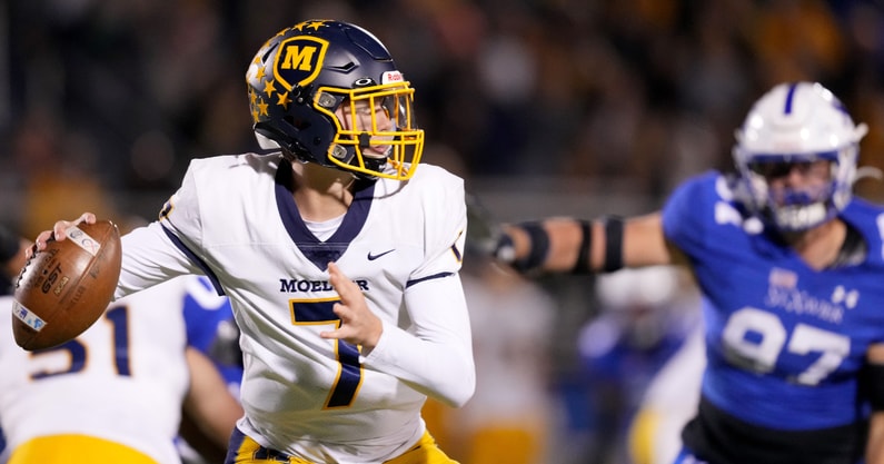 Moeller Crusaders Matt Ponatoski (7) looks to throw in the first half of a second-round Division I OHSAA high school football game against the St. Xavier Bombers, Friday, Nov. 3, 2023, at St. Xavier High School s RDI Field in Cincinnati. | © Kareem Elgazzar/The Enquirer / USA TODAY NETWORK