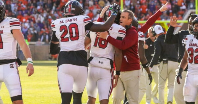 South Carolina football coach Shane Beamer with LaNorris Sellers and Michael Smith. Photo by: Katie Dugan | GamecockCentral
