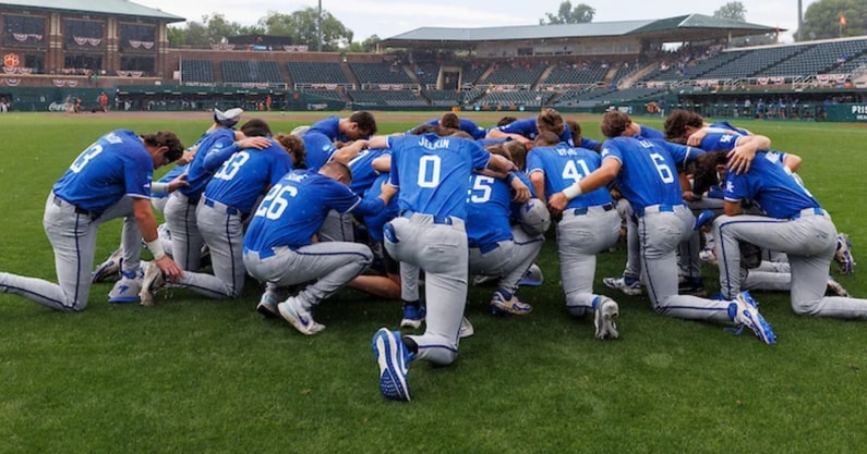 Kentucky-falls-West-Virginia-Clemson-Regional-Final