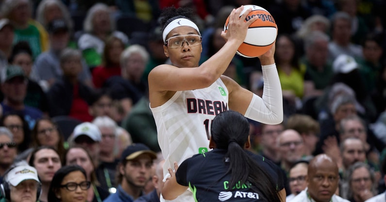 Atlanta Dream guard Allisha Gray (15) looks to pass with Seattle Storm guard Zia Cooke (7) defending during the second half at Climate Pledge Arena. Mandatory Credit: John Froschauer-Imagn Images