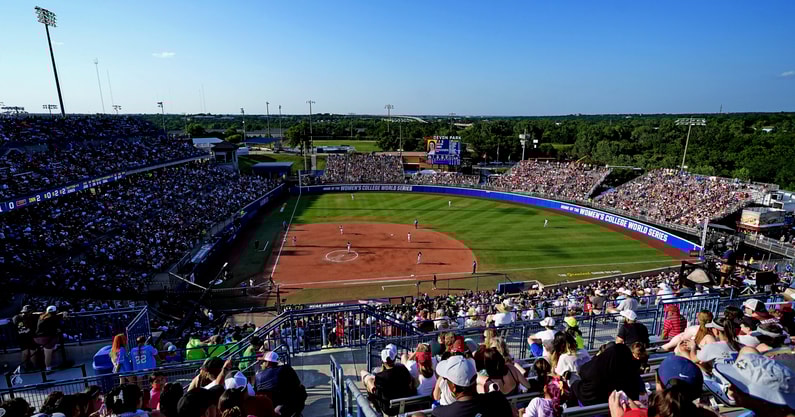 Women's College Softball World Series | SARAH PHIPPS/THE OKLAHOMAN / USA TODAY NETWORK via Imagn Images