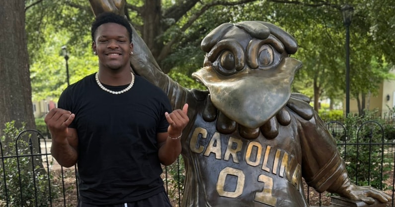 South Carolina Gamecocks DL commitment Aiden Harris poses with the Cocky statue on campus (@Aidenharris58 on X/Twitter).