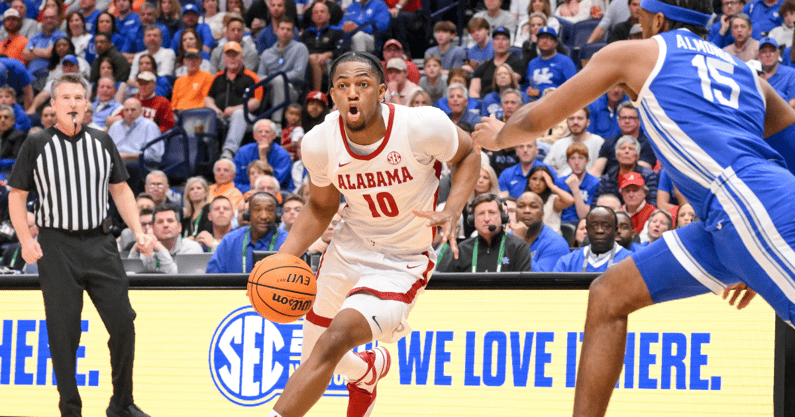 Alabama Crimson Tide forward Mouhamed Dioubate (10) drives to the basket against the Kentucky Wildcats Mar 14, 2025; Nashville, TN, USA; during the first half at Bridgestone Arena. Mandatory Credit: Steve Roberts-Imagn Images