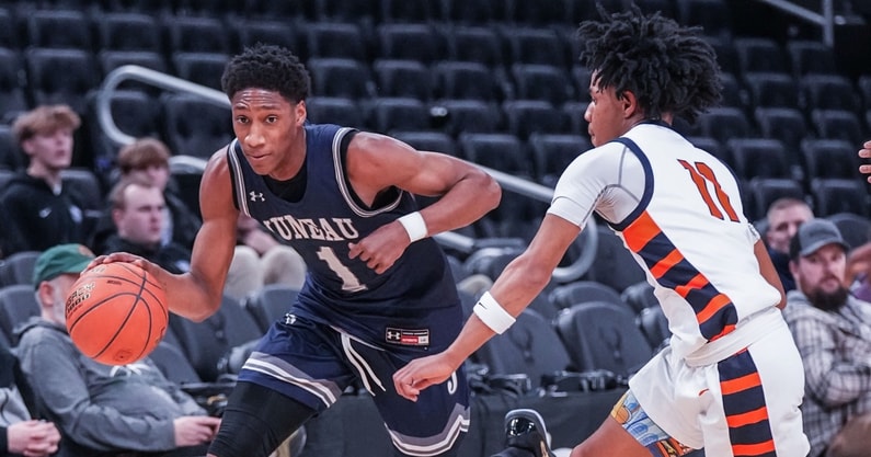 Milwaukee Juneau's Dooney Johnson (1) races Racine Park's Jwan Eastland (11) downcourt during their Deer District Prep Showcase game at Fiserv Forum in Milwaukee, WI. on Saturday, Feb. 8, 2025. Racine Park won the game, 70-55. © Scott Ash / Milwaukee Journal Sentinel / USA TODAY NETWORK via Imagn Images