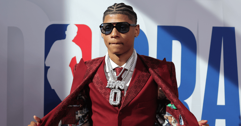 Jeremiah-Fears-shows-off-burgundy-suit-No-0-chain-prior-to-NBA-Draft