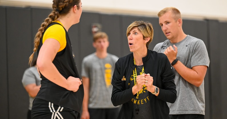 Head coach Jan Jensen instructs freshman center Layla Hays. (Photo by Dennis Scheidt)