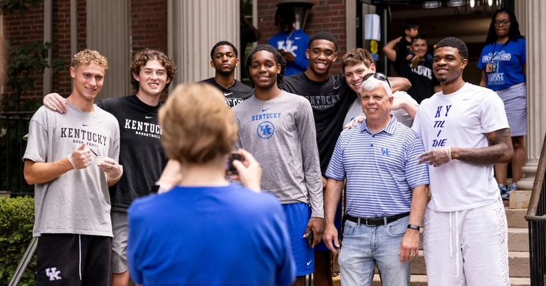 kentucky-basketball-team-volunteers-at-lexington-rescue-mission-summer-party