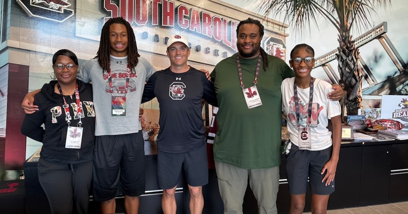Tamarion Watkins and family with South Carolina coach Shane Beamer (Photo: Tamarion Watkins | X)