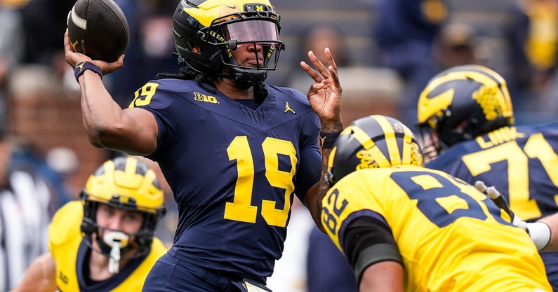 Team Blue quarterback Bryce Underwood (19) makes a pass against Team Maize during the second half of the spring game at Michigan Stadium in Ann Arbor on Saturday, April 19, 2025. Syndication: Detroit Free Press