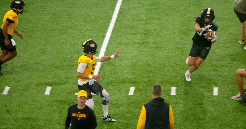 Matt Zollers (5) shovels a pass to tight end Adam Mollitor (84)