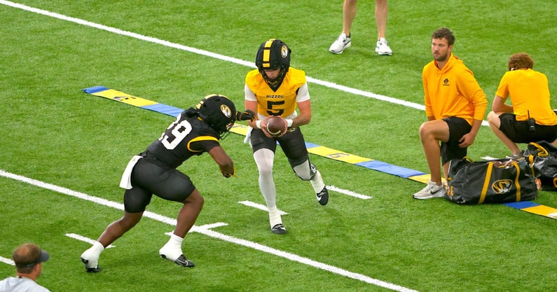 Ahmad Hardy (29) tooks a handoff from Matt Zollers (5)