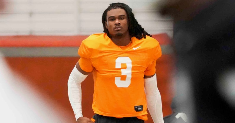 Tennessee defensive back Jermod McCoy (3) warms up during a Tennessee football practice, Tuesday, Dec. 17, 2024.